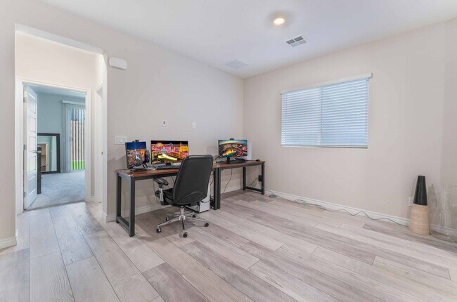 Building Photo - Modern Luxury Living: Spacious Retreat with Next-Gen Suite!