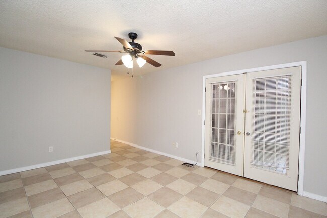 Building Photo - Spacious Tierra Villas Home with Vaulted Ceilings, Fireplace & Covered Patio