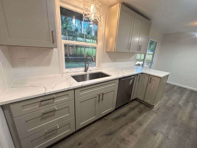 Building Photo - 4435 Fir Dr NE