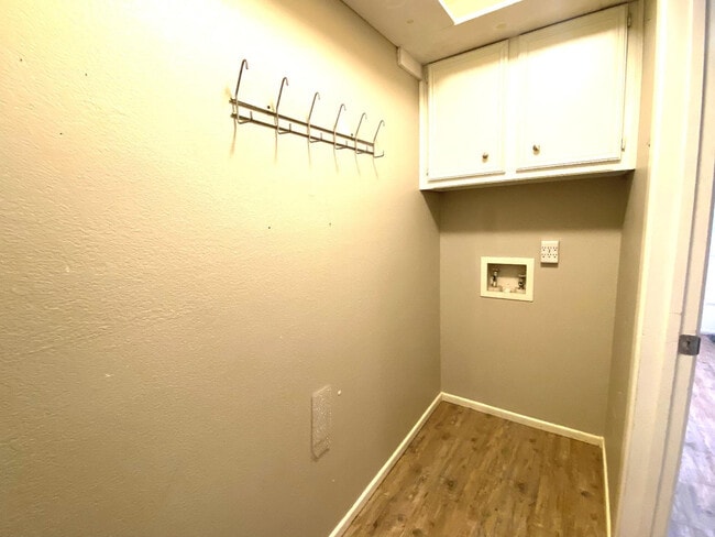 Building Photo - 9818 Jordan Ave