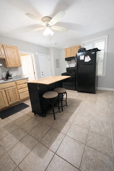 Building Photo - 158 I St