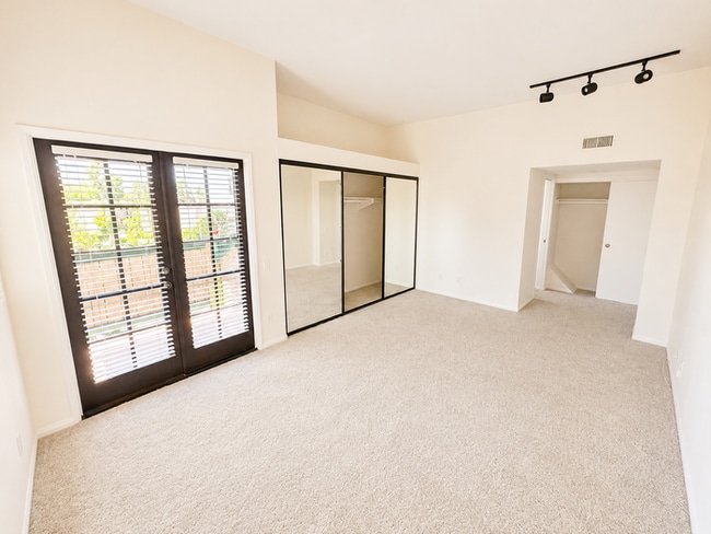 Building Photo - Coastal Townhome Near Beach, Bay & Kate Sessions Park – 2 Bed / 2.5 Bath
