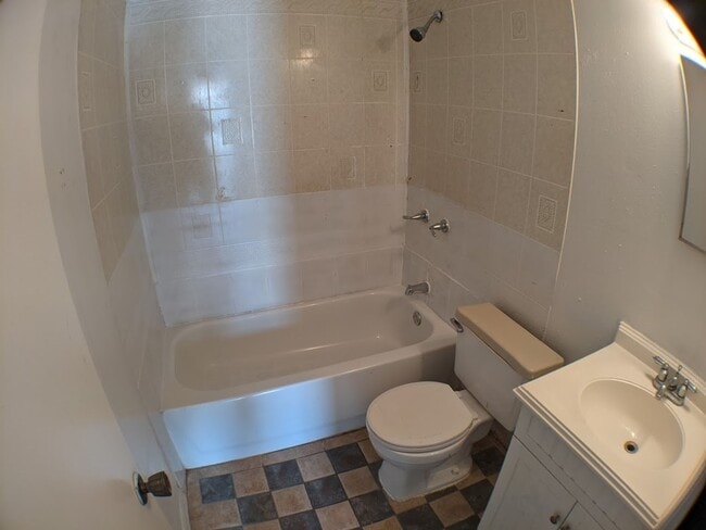 Building Photo - 3 Bedroom, 2 Bathrooms Apartment with Water View