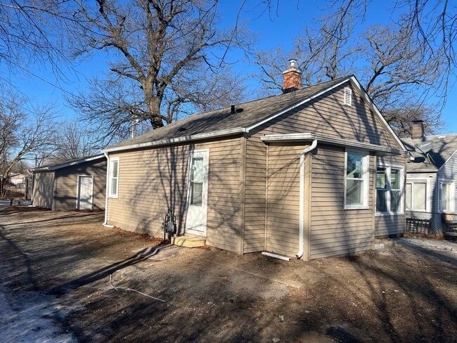 Building Photo - 2 Bedroom House for Rent in Lake Station