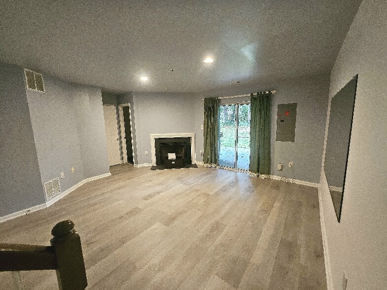 Building Photo - 113 Longpoint Way