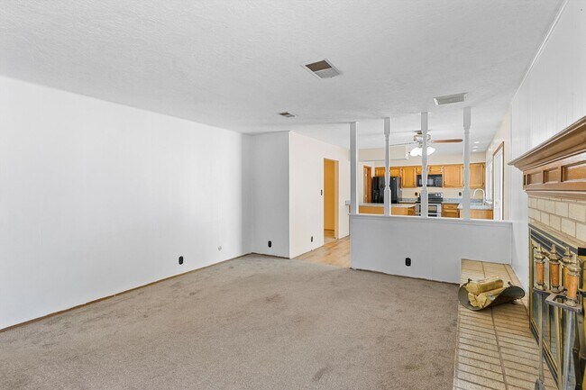 Building Photo - 5400 Dee Dr NE