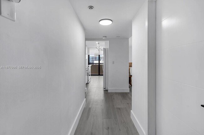 Building Photo - 2555 Collins Ave