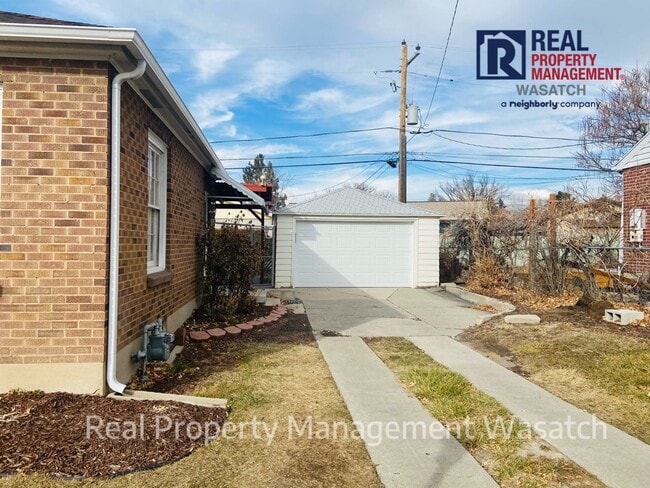 Building Photo - SUPER CUTE SINGLE FAMILY HOME IN MILLCREEK!!!