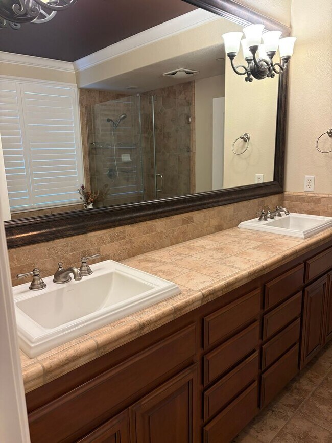 Building Photo - Beautiful Pavilions Condo!