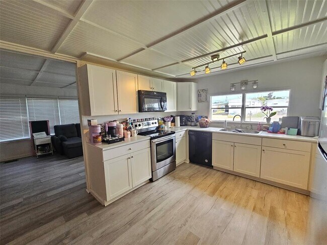 Building Photo - 321 4th St W