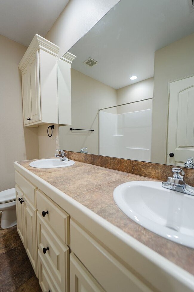 Building Photo - 2000 Square feet, of gorgeous living space in Hot Springs Village.