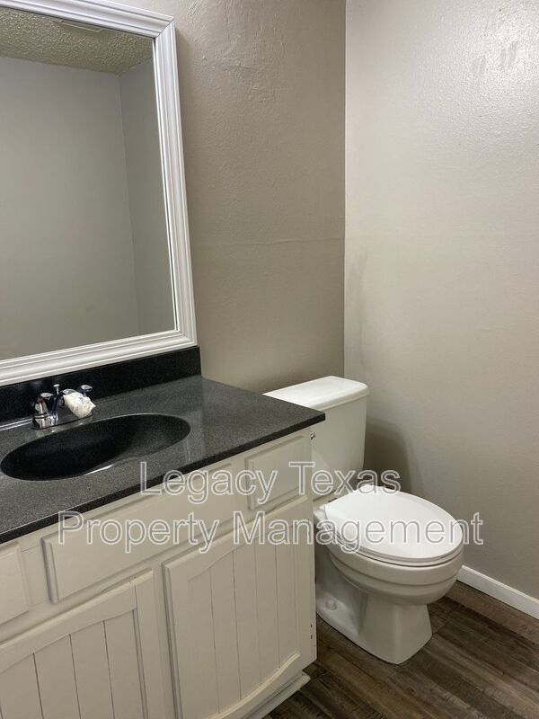 Building Photo - 1409 Courtney Pl