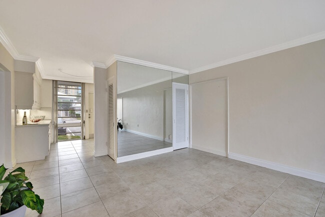 Building Photo - 2727 Yacht Club Blvd