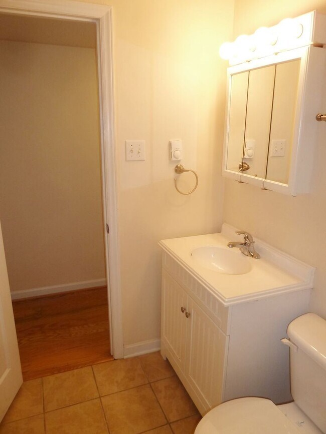 Building Photo - Sweet Spot in Carrboro! Inviting, updated 3br 2ba condo...Walk to Weaver St. & minutes to UNC