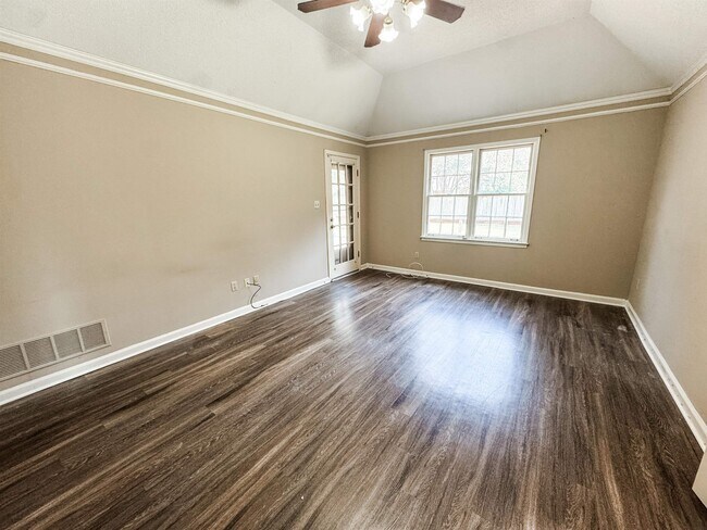 Building Photo - 510 Autumn Run Dr