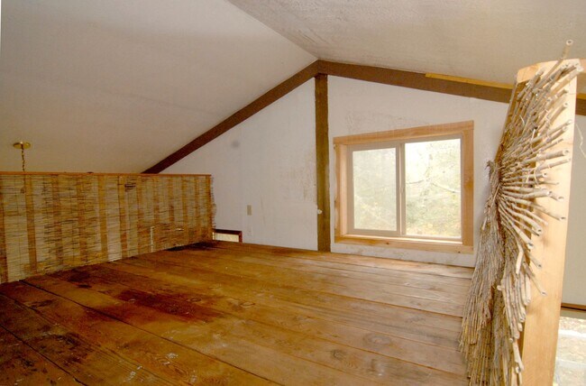 Building Photo - Riverfront property in Coast Range
