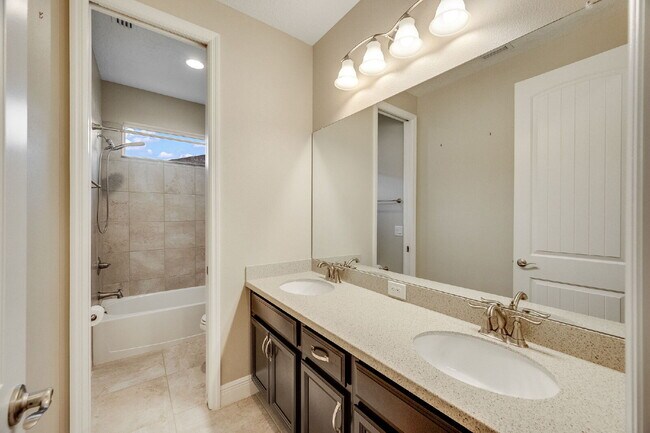 Building Photo - 4 bedroom, 3.5 bathroom in desirable Trasona!