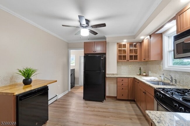 Building Photo - 400 Main St