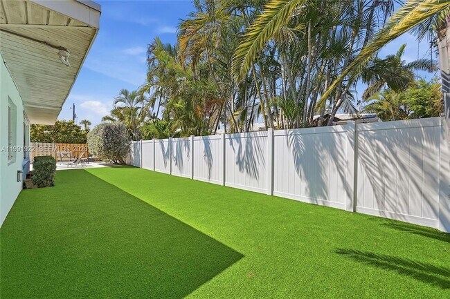 Building Photo - 2725 SE 2nd Ct