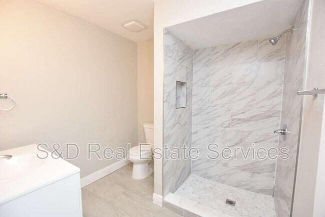 Building Photo - 2241 9th St SE