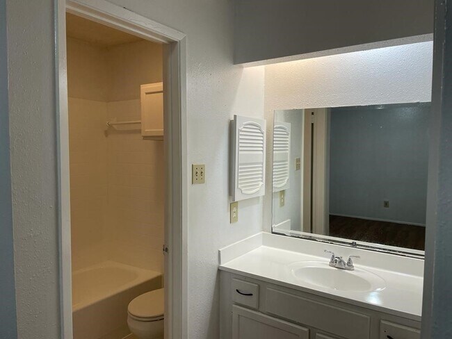 Building Photo - 7431 La Pl Dr