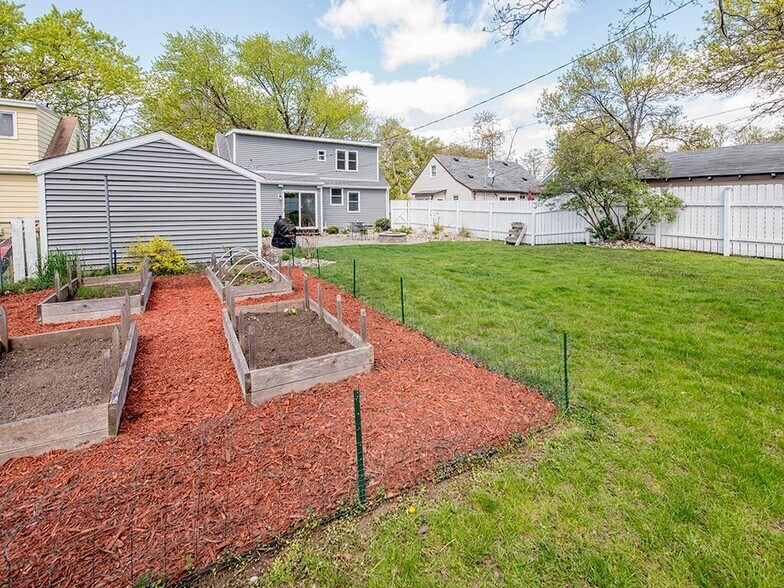 Building Photo - 3055 Utah Ave S