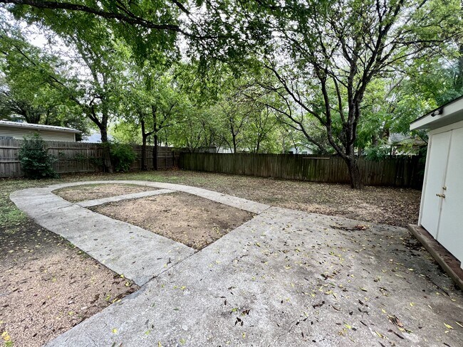 Building Photo - 408 Radam Ln