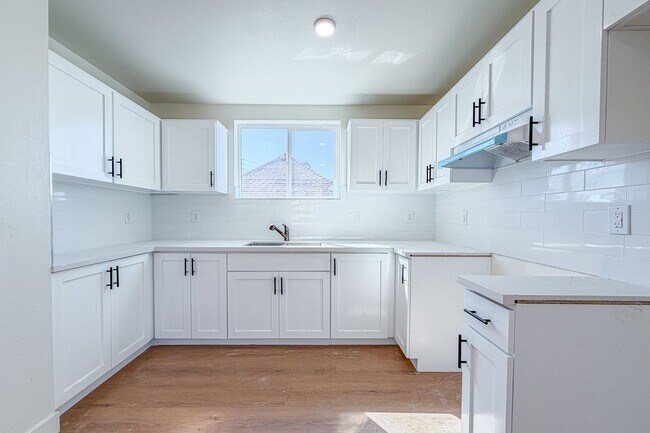 Building Photo - 423 E 31st St
