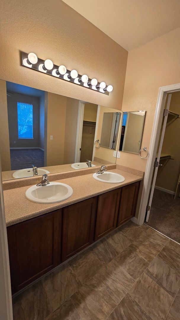 Building Photo - 7747 Mountain Laurel Dr