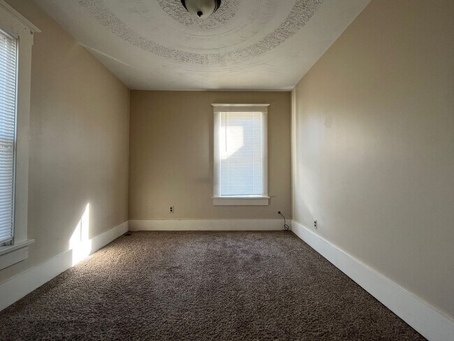 Building Photo - *FIRST MONTH'S RENT FREE*