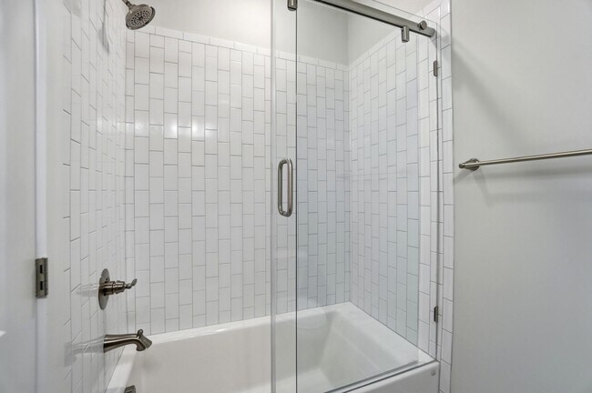 Building Photo - Modern Townhome in the Heart of Plaza Midw...