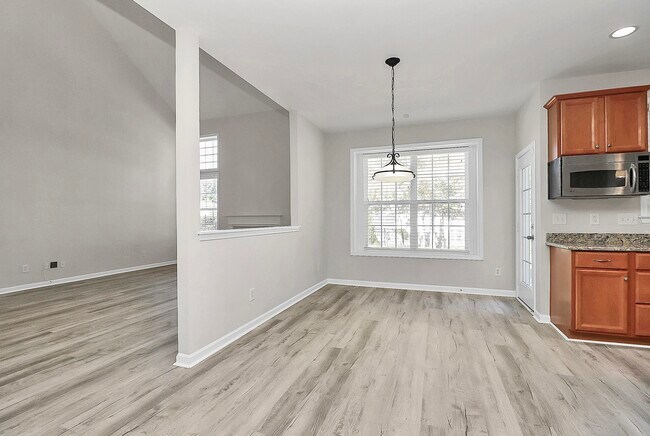 Building Photo - 2108 Oakcliffe Ct