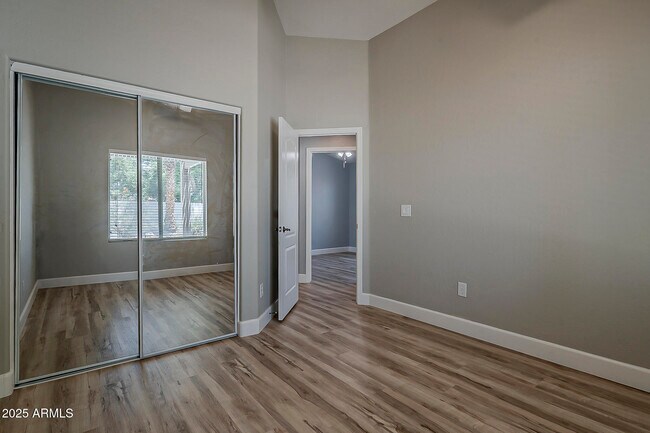 Building Photo - 2020 W Carter Rd