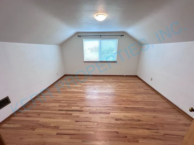Building Photo - Charming 2-Bed Oasis with 1,111 Sq Ft of Comfort in Vibrant SE Portland!