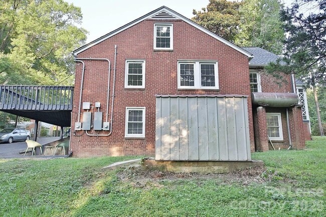 Building Photo - 152 W Park Ave