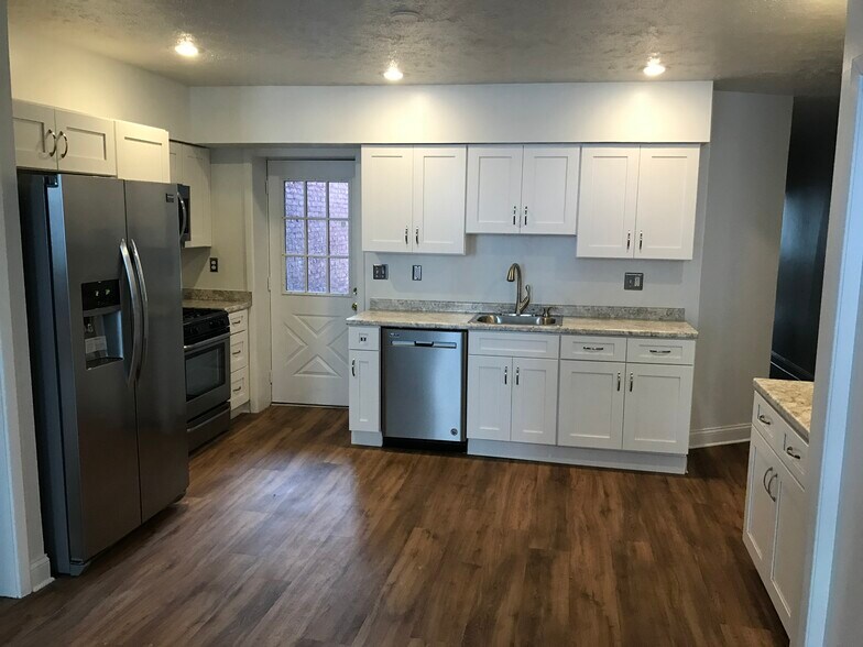 Building Photo - 2334 Sarah St