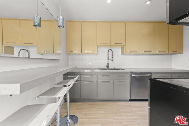 Building Photo - 8550 Holloway Dr