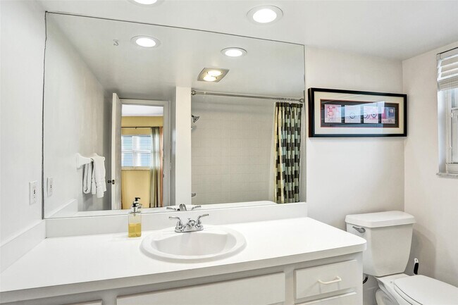 Building Photo - 1212 SE 2nd Ct