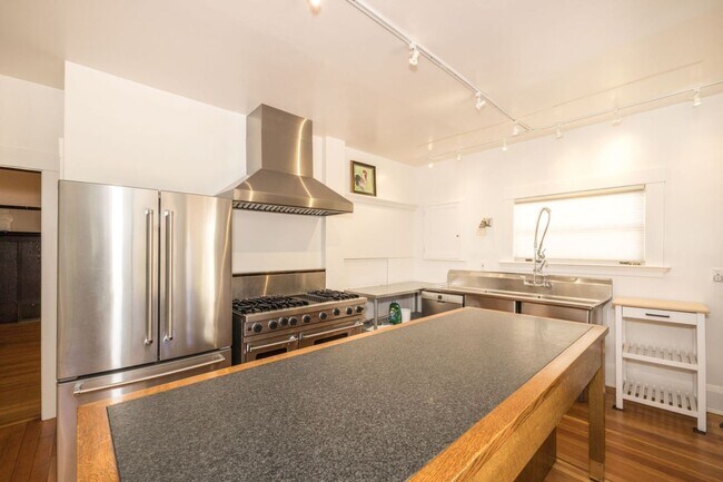Building Photo - Spacious Home w/ Old World Charm, Steps to...