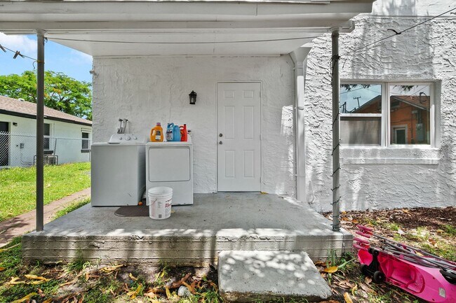 Building Photo - Spacious 3BR/1BA Single-Family Home – Central Miami