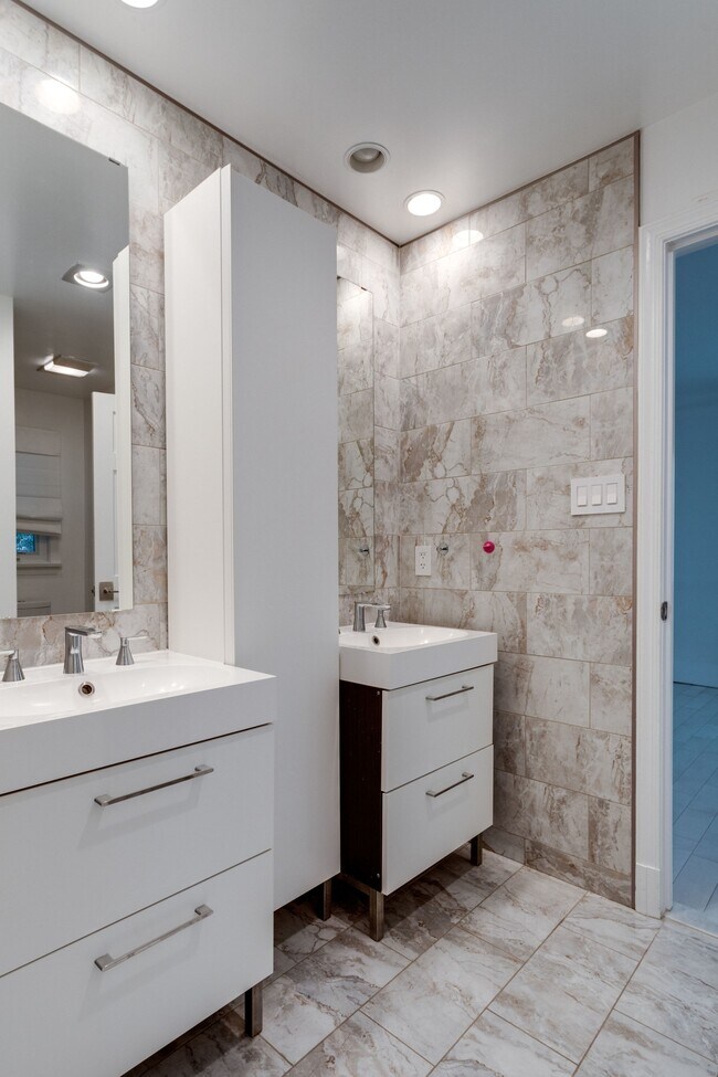 Building Photo - 4611 Charleston Terrace NW