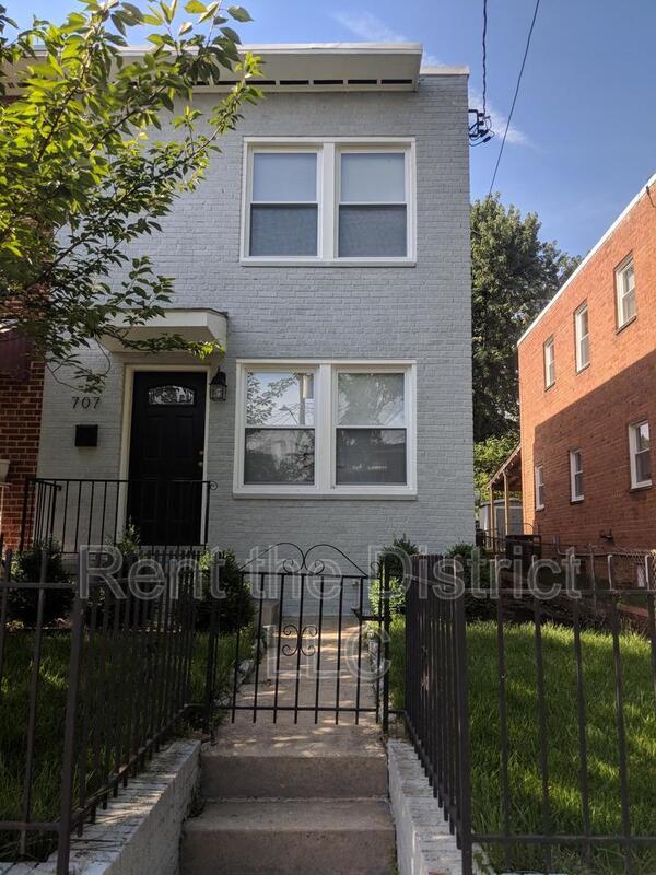 Building Photo - 707 Kennedy St NE