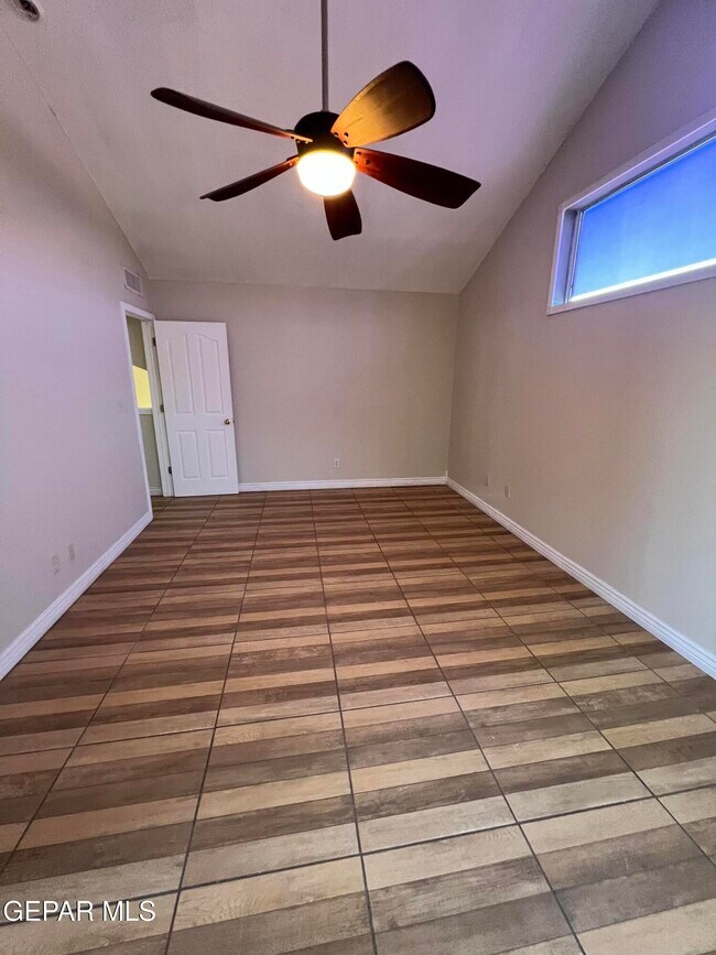 Building Photo - 541 Sun Ray