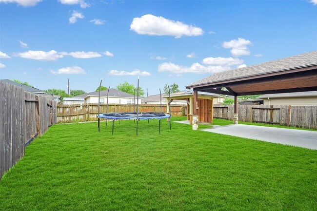 Building Photo - 2214 Shady Pine Dr