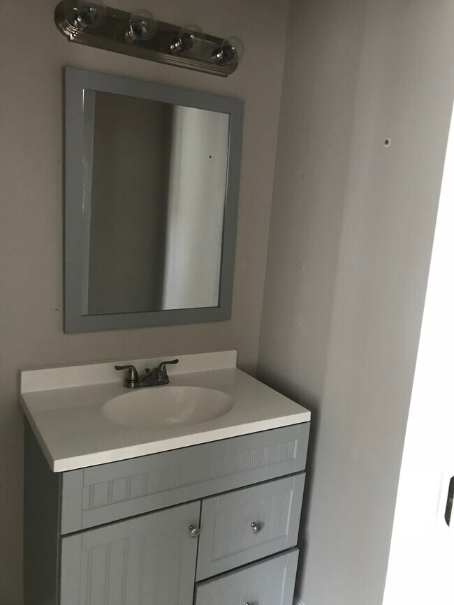 Building Photo - 5547 Woodlawn Pl