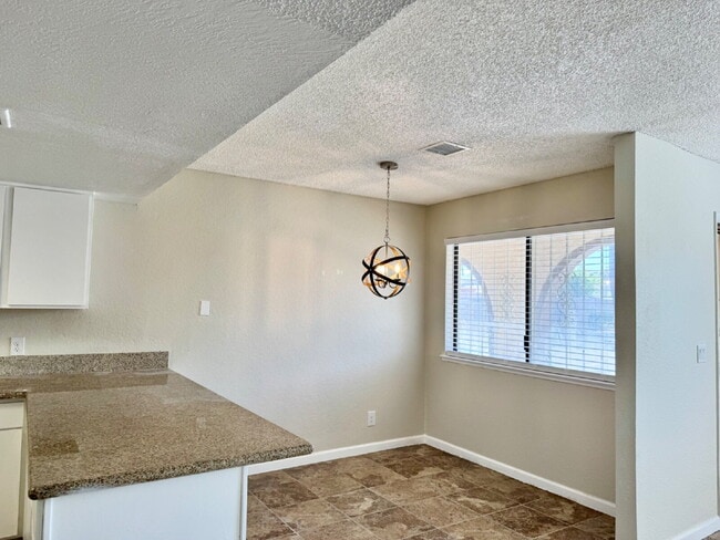 Building Photo - 2BR condo convenient location
