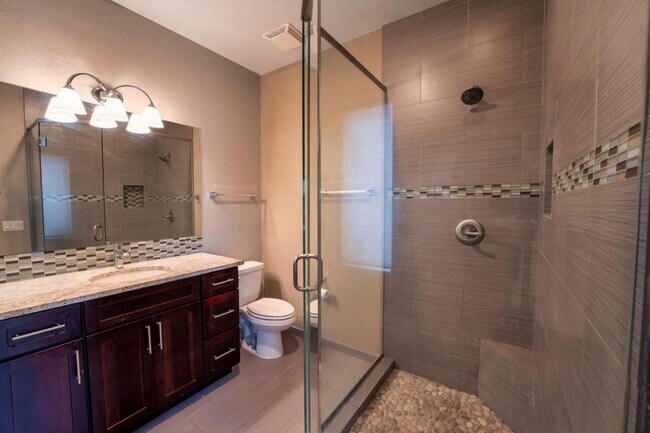 Building Photo - 2010 E 1st St