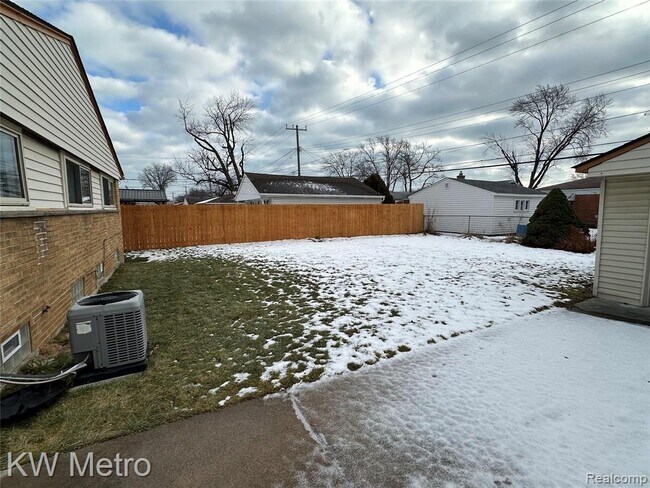 Building Photo - 21624 Winshall St