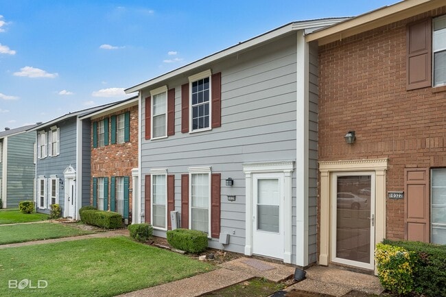 Building Photo - 3 bed 2 bath Town House