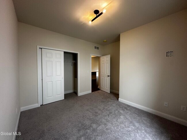 Building Photo - 20 Harbor Ln